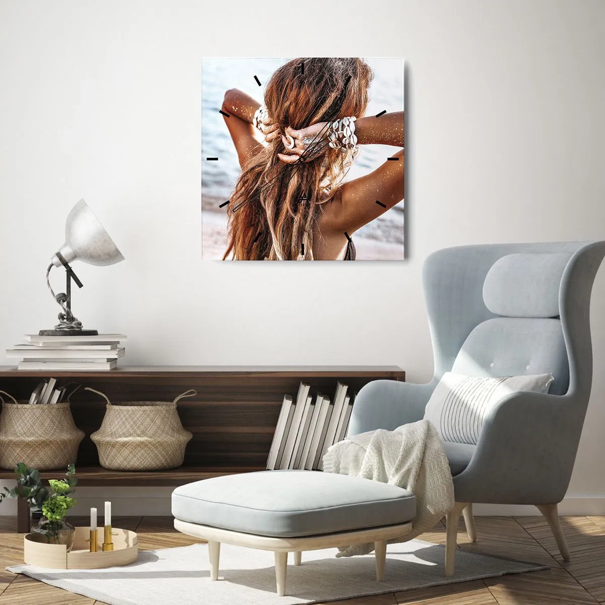 Reloj de pared - Reloj de vidrio - Una mujer en la playa con su cabello ondeando al sol. - 30x30cm - Hermanada con el agua y el sol - Decoración de pared moderna para salón y dormitorio ARTTOR