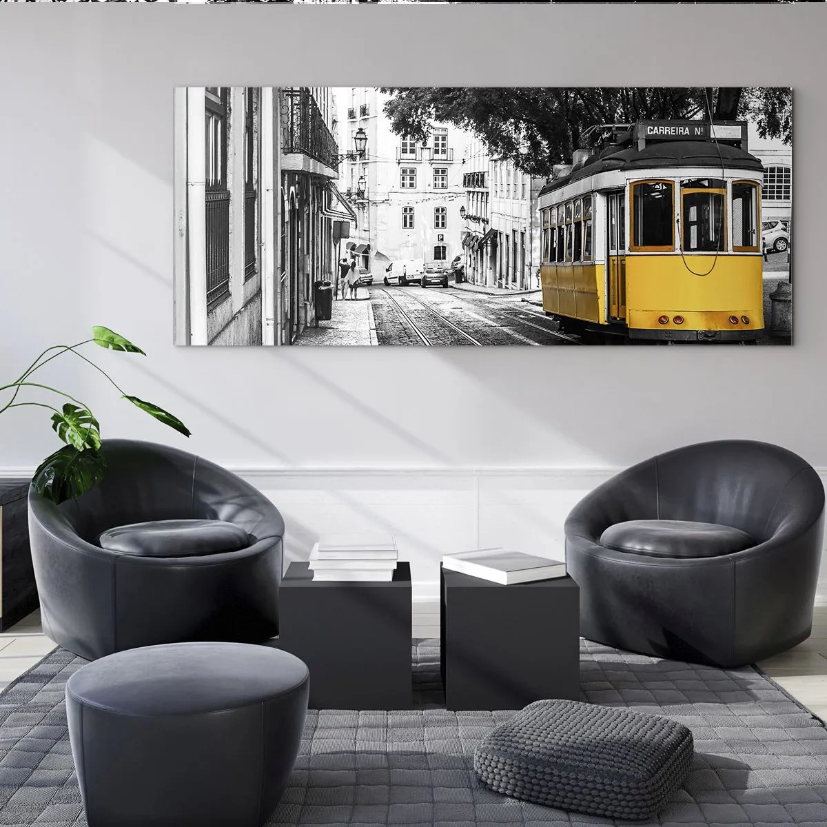Cuadro sobre vidrio - Impresiones sobre Vidrio - Un tranvía amarillo con el telón de fondo de una calle en blanco y negro. - 120x50cm - Y un fado de fondo - Decoración de pared moderna para salón y dormitorio ARTTOR