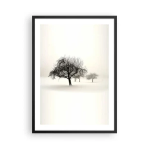 Póster en marco negro - Paisaje invernal con árboles solitarios en un entorno brumoso. - 50x70cm - Sueño de invierno - Decoración de pared moderna para salón y dormitorio ARTTOR