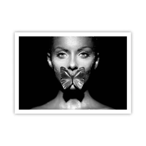 Póster - Rostro de mujer en blanco y negro con una mariposa en los labios. - 100x70cm - Beso de mariposa - Decoración de pared moderna para salón y dormitorio ARTTOR