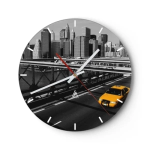 Reloj de pared - Reloj de vidrio - Un taxi amarillo sobre un fondo de ciudad en blanco y negro. - 30x30cm - El color de la gran ciudad - Decoración de pared moderna para salón, cocina y dormitorio ARTTOR