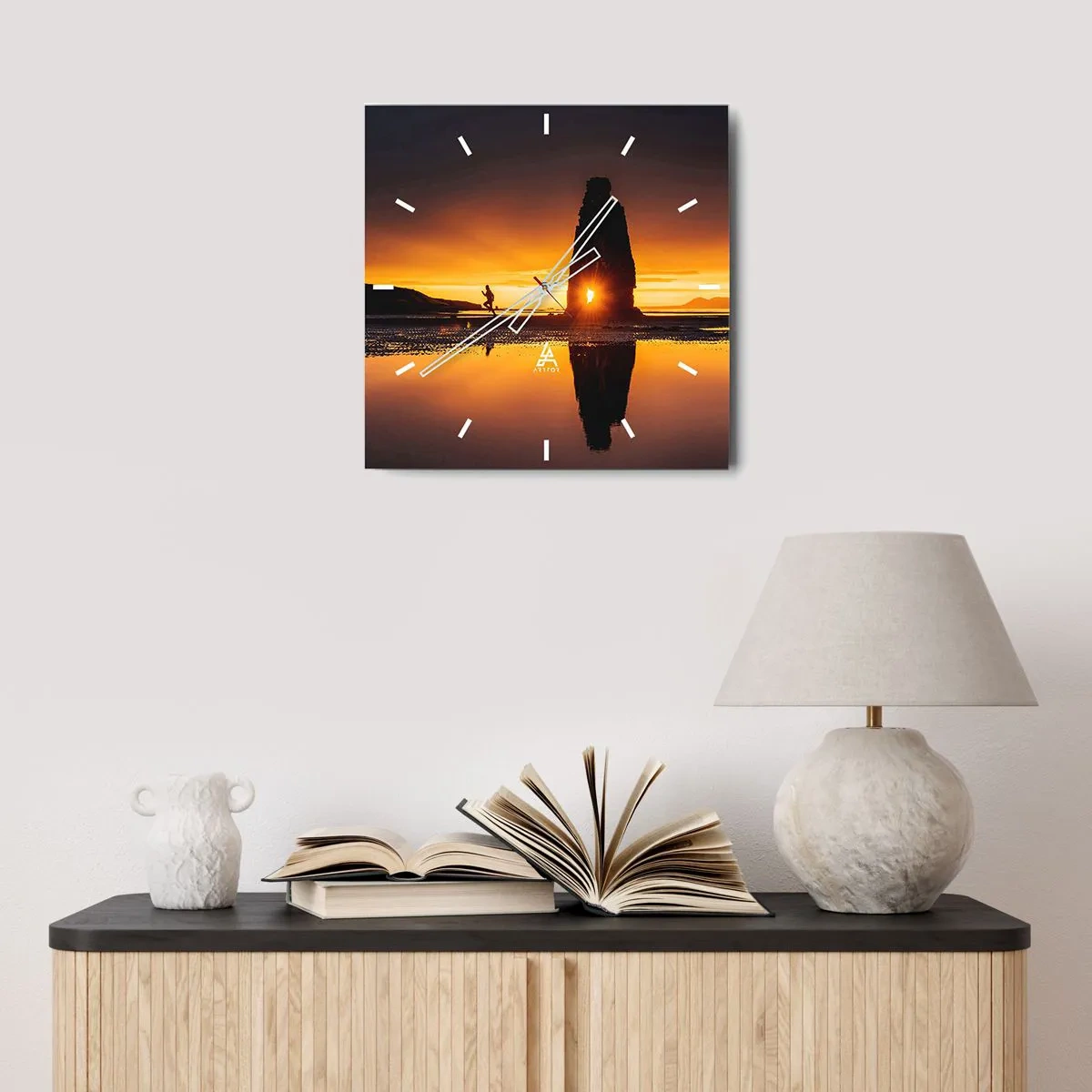 Reloj de pared - Reloj de vidrio - Persona corriendo en la playa al atardecer con formación rocosa - 30x30cm - Solo tú y la naturaleza - Decoración de pared moderna para salón y dormitorio ARTTOR