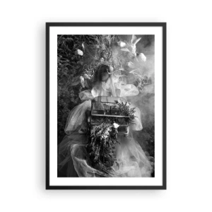 Póster en marco negro - Una mujer con un vestido rodeada de naturaleza en una fotografía en blanco y negro. - 50x70cm - La madre misma - La naturaleza - Decoración de pared moderna para salón y dormitorio ARTTOR