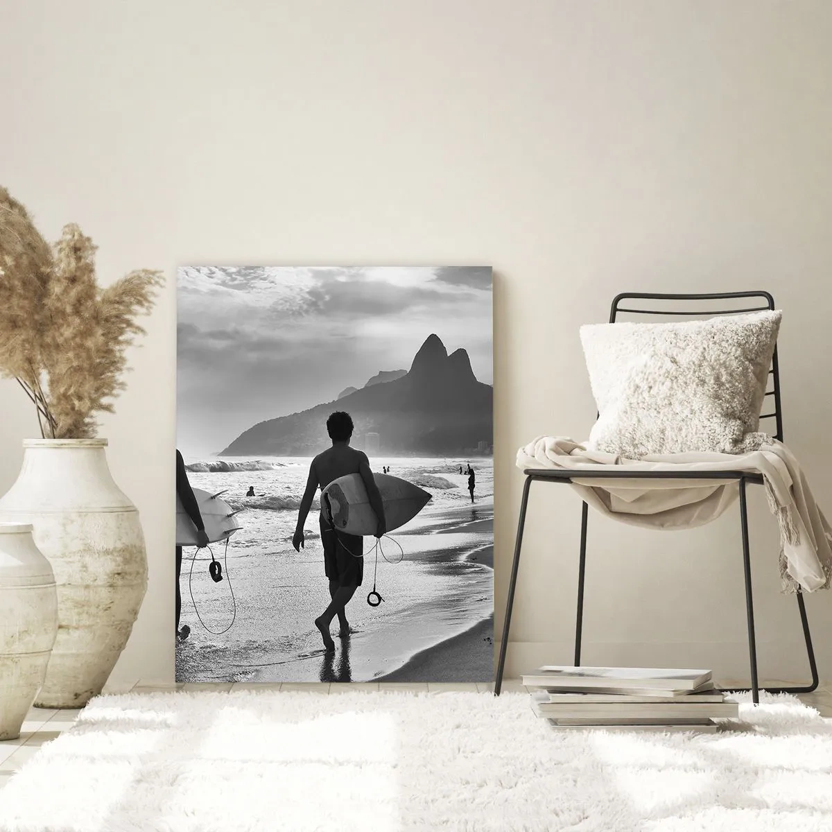 Cuadro sobre vidrio - Impresiones sobre Vidrio - Dos surfistas caminando por la playa con sus tablas en blanco y negro. - 80x120cm - Samba para una ola - Decoración de pared moderna para salón y dormitorio ARTTOR