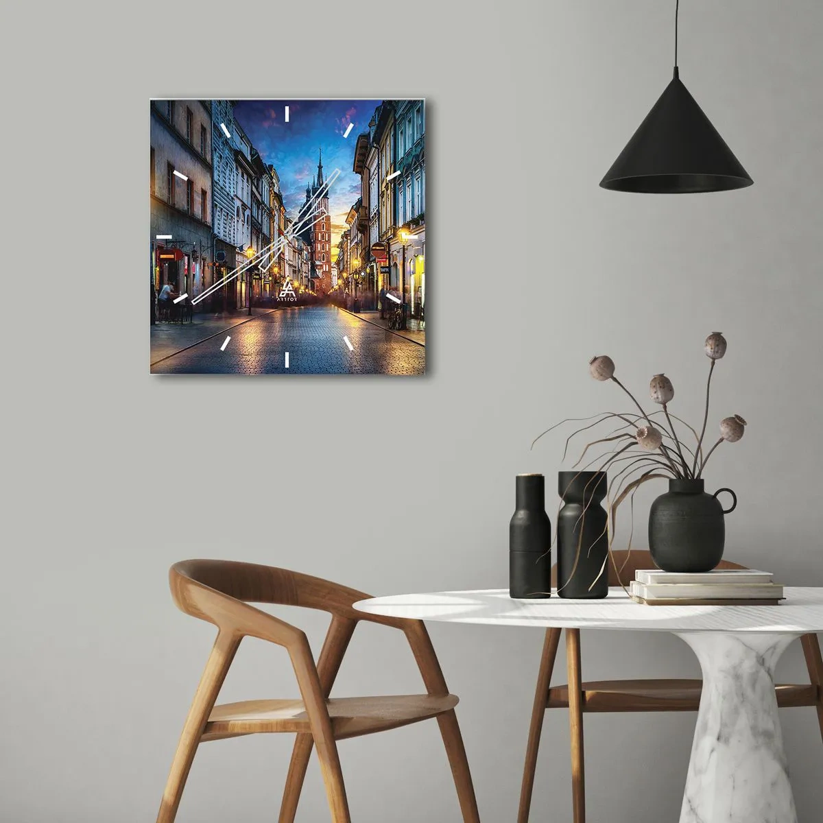 Reloj de pared - Reloj de vidrio - Calle al atardecer con vistas a la Catedral de Cracovia - 30x30cm - El encanto de Cracovia - Decoración de pared moderna para salón y dormitorio ARTTOR