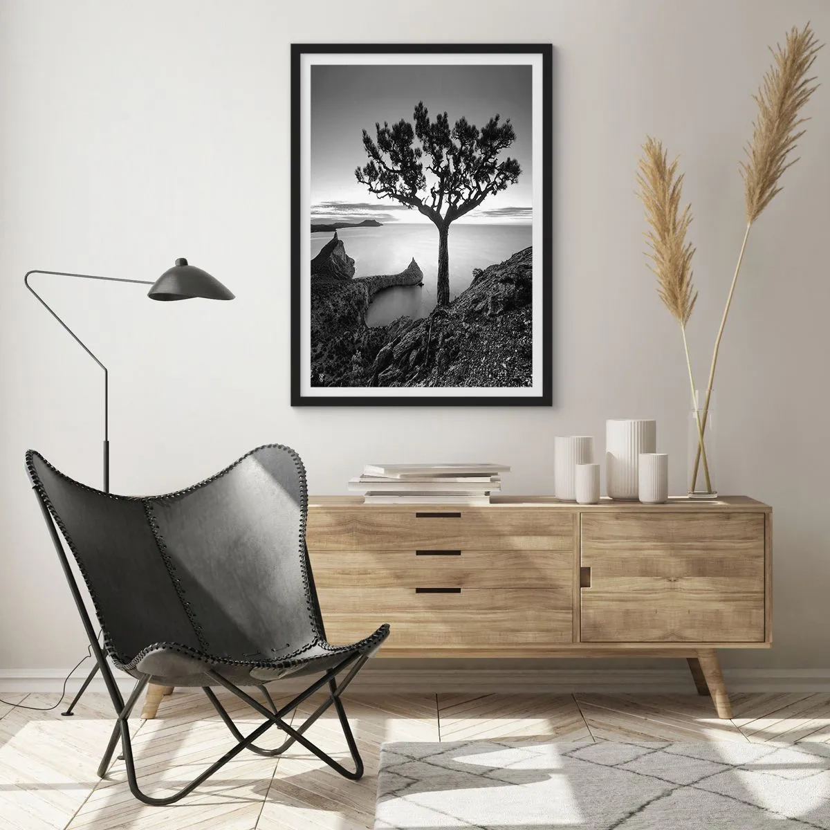 Póster en marco negro - Paisaje en blanco y negro con un árbol solitario sobre un acantilado. - 50x70cm - Calma hasta el horizonte - Decoración de pared moderna para salón y dormitorio ARTTOR