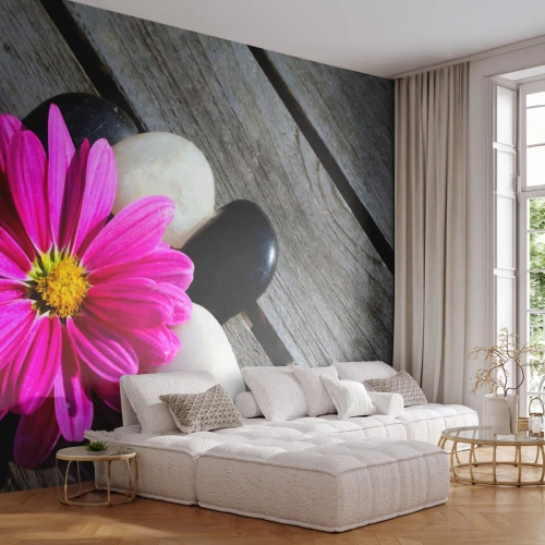 Fotomural Premium Sand - Flor rosa sobre un fondo de madera con piedras blancas y negras. - 100x70cm - Descansando en el muelle - Decoración de pared moderna para salón y dormitorio ARTTOR