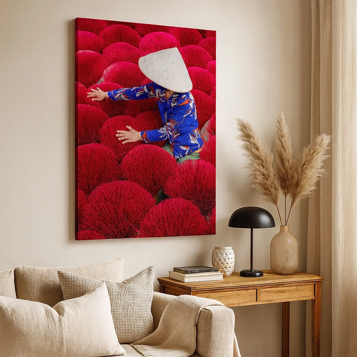 Cuadro sobre lienzo - Impresión de Imagen - Una mujer con un sombrero tradicional entre varillas de incienso rojo. - 50x70cm - En un campo de arroz - Decoración de pared moderna para salón y dormitorio ARTTOR