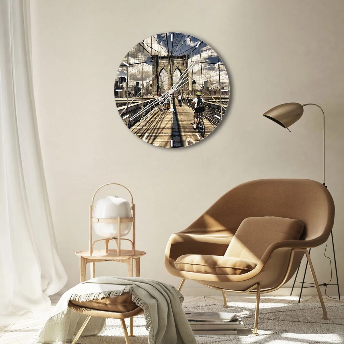 Reloj de pared - Reloj de vidrio - Puente de Brooklyn con gente y un ciclista con la ciudad como telón de fondo - 30x30cm - En el corazón de la ciudad - Decoración de pared moderna para salón, cocina y dormitorio ARTTOR