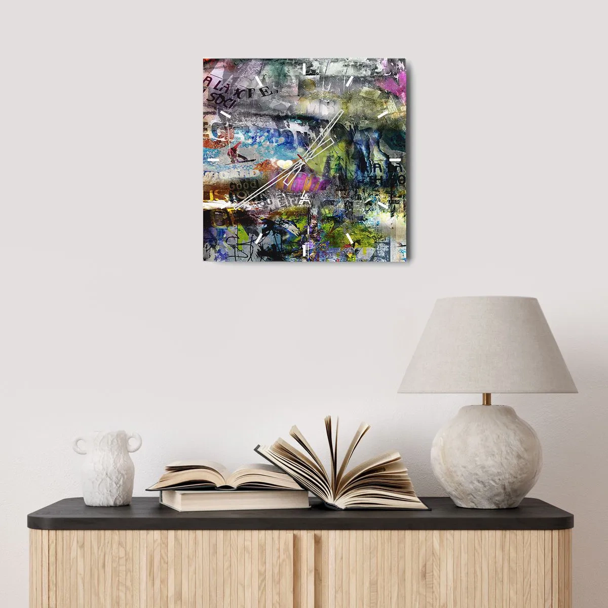 Reloj de pared - Reloj de vidrio - Collage abstracto con texto y varios colores. - 30x30cm - Un collage de recuerdos - Decoración de pared moderna para salón y dormitorio ARTTOR