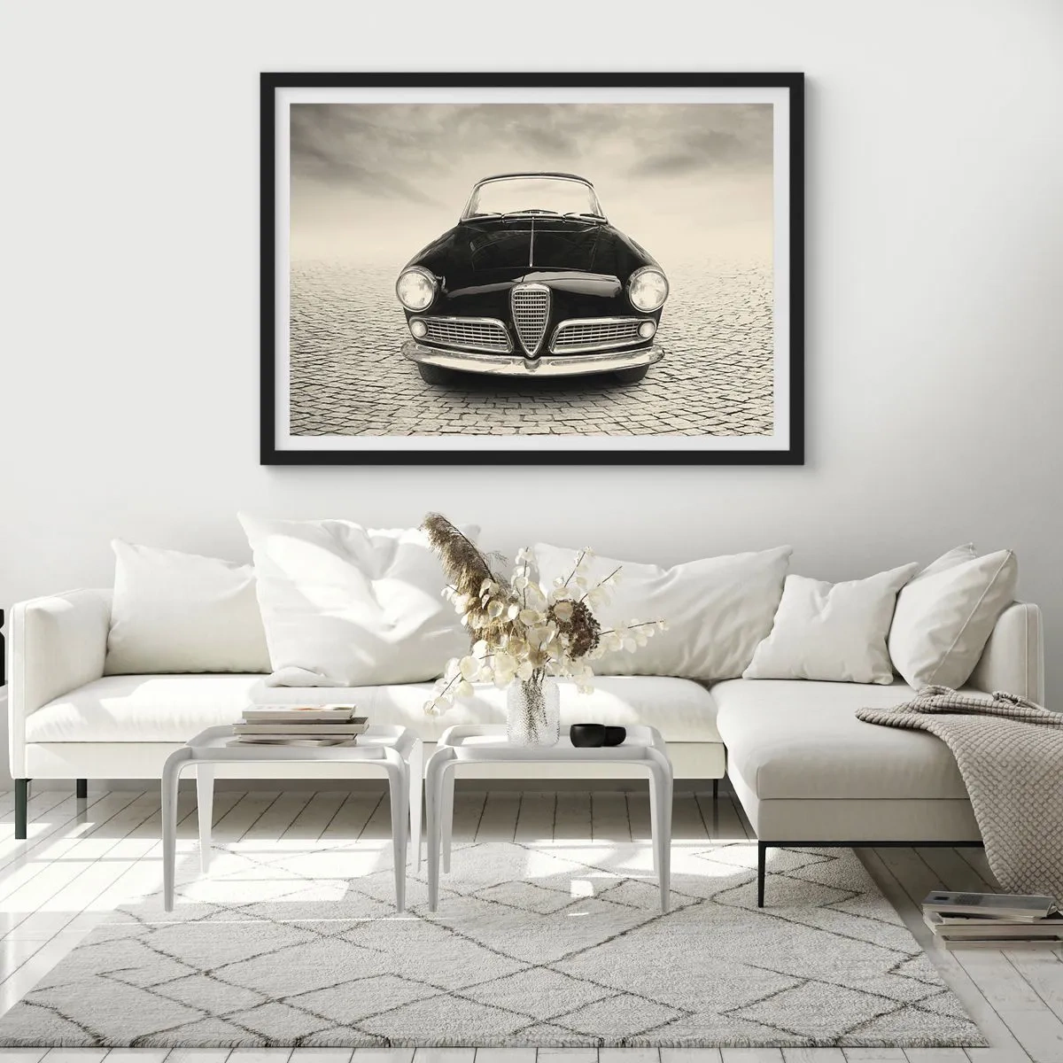 Póster en marco negro - Un coche clásico en una plaza adoquinada en estilo monocromático. - 70x50cm - ¿Y cómo no quererme? - Decoración de pared moderna para salón y dormitorio ARTTOR