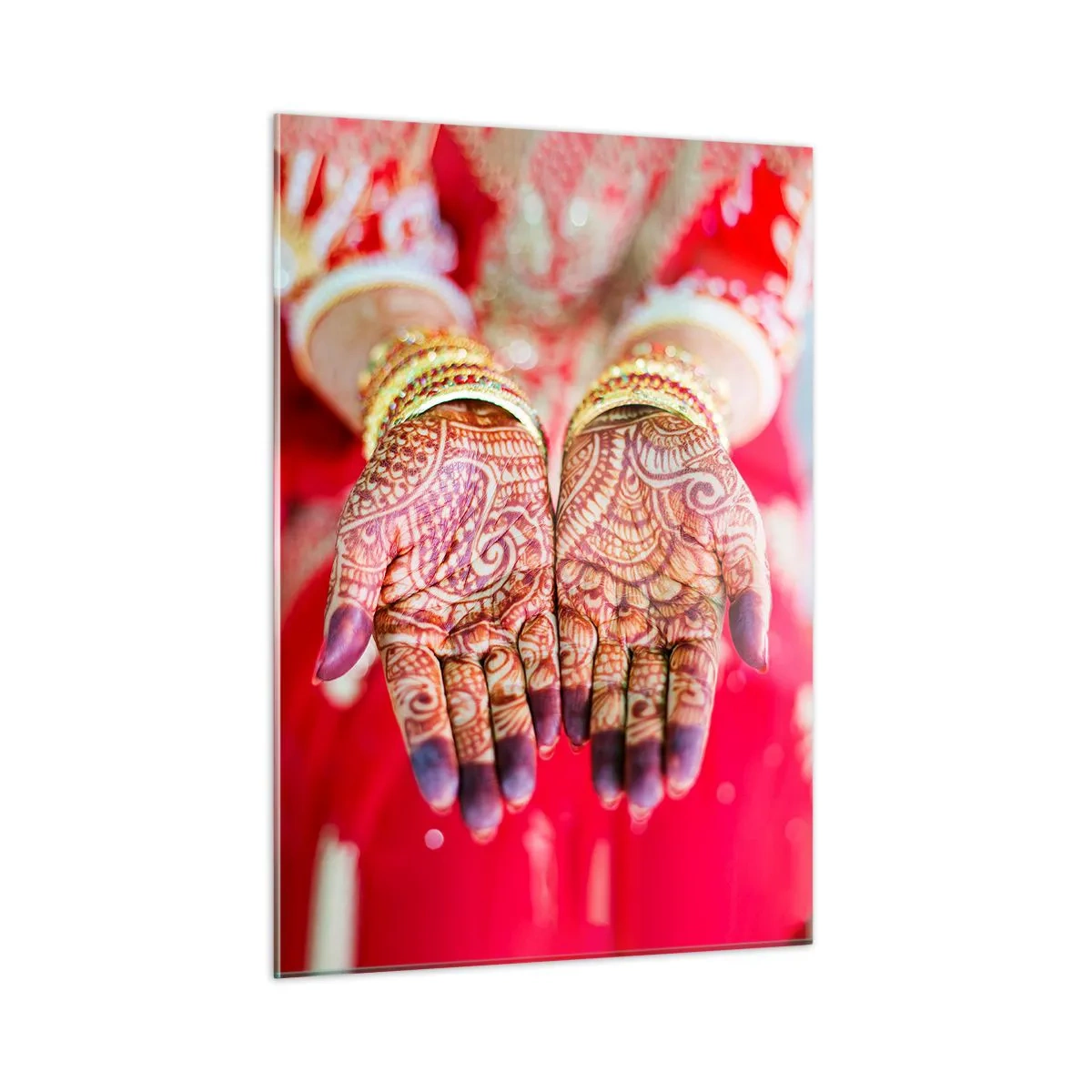 Cuadro sobre vidrio - Impresiones sobre Vidrio - Manos con henna en atuendo tradicional sobre un fondo rojo. - 50x70cm - Ritual con las manos - Decoración de pared moderna para salón y dormitorio ARTTOR