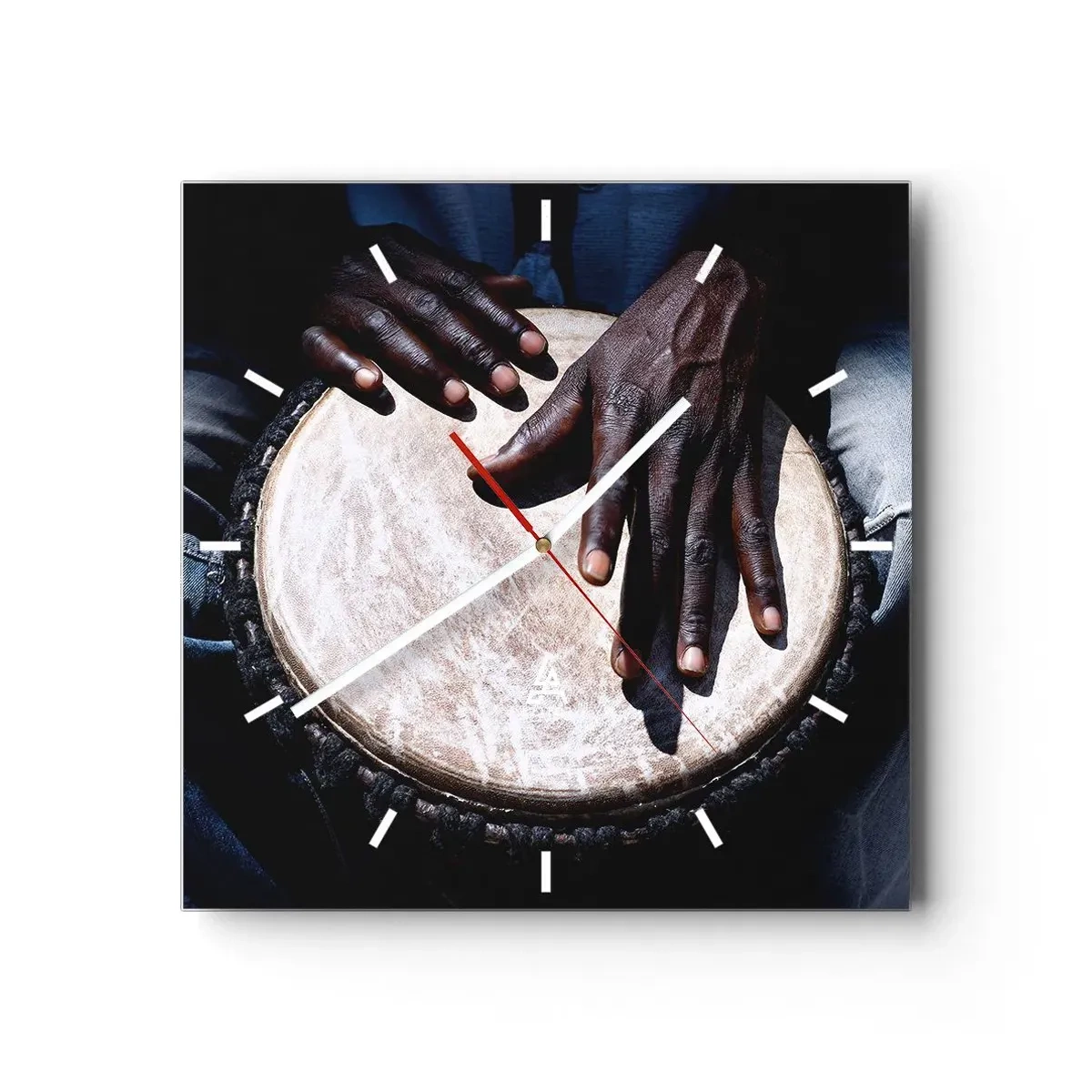Reloj de pared - Reloj de vidrio - Manos tocando un tambor djembé en una composición dinámica - 30x30cm - Vive a tu ritmo - Decoración de pared moderna para salón y dormitorio ARTTOR
