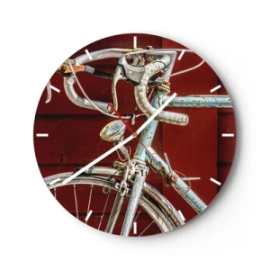 Reloj de pared - Reloj de vidrio - Primer plano de una bicicleta retro contra un tablero rojo. - 30x30cm - Creada para las victorias - Decoración de pared moderna para salón, cocina y dormitorio ARTTOR