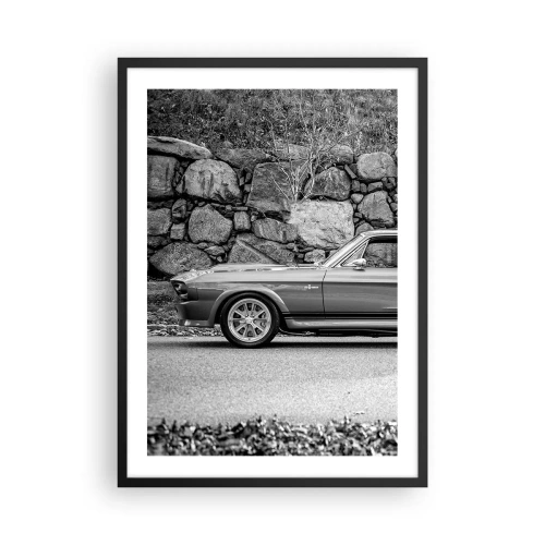 Póster en marco negro - Coche clásico en blanco y negro contra un muro de piedra. - 50x70cm - Una leyenda de los años 60 - Decoración de pared moderna para salón y dormitorio ARTTOR