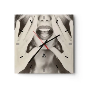 Reloj de pared - Reloj de vidrio - Retrato en blanco y negro de una mujer con labios y manos expresivos. - 30x30cm - ¡Ya estoy en camino! - Decoración de pared moderna para salón y dormitorio ARTTOR