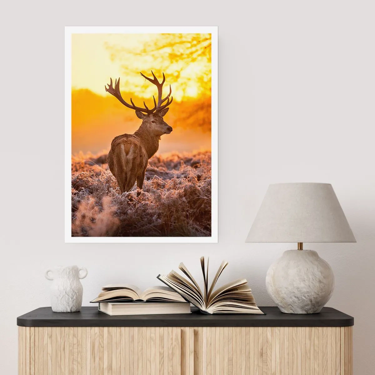 Póster - Un ciervo con el telón de fondo de un amanecer dorado. - 50x70cm - Rey del bosque de otoño - Decoración de pared moderna para salón y dormitorio ARTTOR