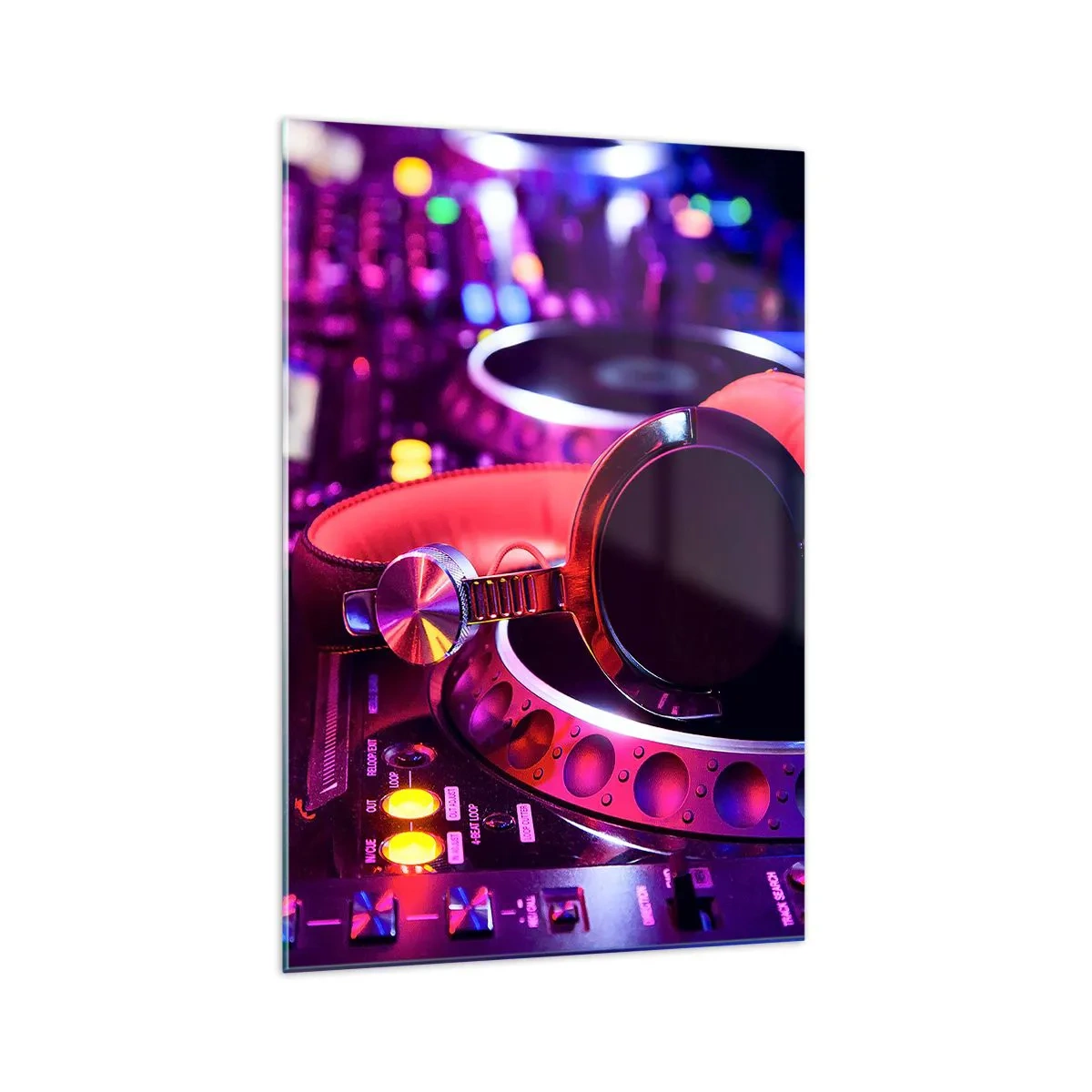 Cuadro sobre vidrio - Impresiones sobre Vidrio - Auriculares de DJ en una consola con iluminación de neón. - 70x100cm - Antes de que comience la diversión - Decoración de pared moderna para salón y dormitorio ARTTOR