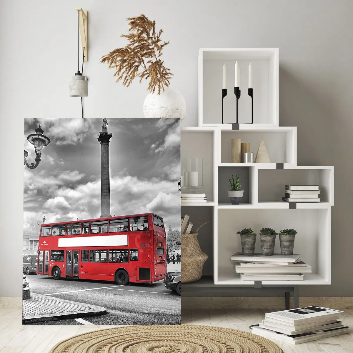 Cuadro sobre vidrio - Impresiones sobre Vidrio - Un autobús rojo contra un paisaje urbano en blanco y negro - 50x70cm - El verdadero torrente sanguíneo de la ciudad - Decoración de pared moderna para salón y dormitorio ARTTOR