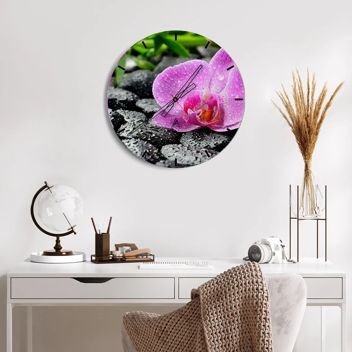 Reloj de pared - Reloj de vidrio - Orquídea rosa sobre piedras mojadas - 30x30cm - Como un corazón abierto - Decoración de pared moderna para salón, cocina y dormitorio ARTTOR