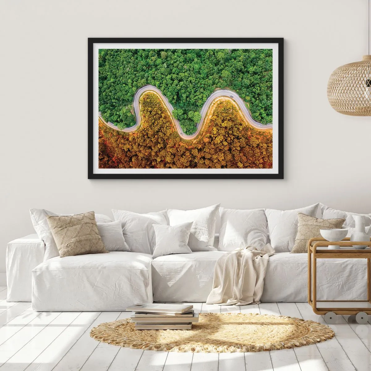 Póster en marco negro - Un camino sinuoso a través del bosque visto a vista de pájaro. - 100x70cm - Frontera serpenteante - Decoración de pared moderna para salón y dormitorio ARTTOR