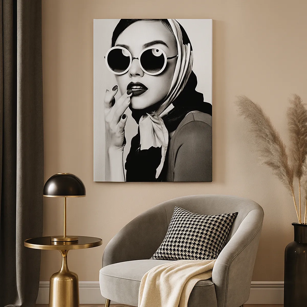 Cuadro sobre lienzo - Impresión de Imagen - Retrato en blanco y negro de una mujer con gafas y pañuelo en la cabeza. - 50x70cm - Saludos desde los años 60 - Decoración de pared moderna para salón y dormitorio ARTTOR