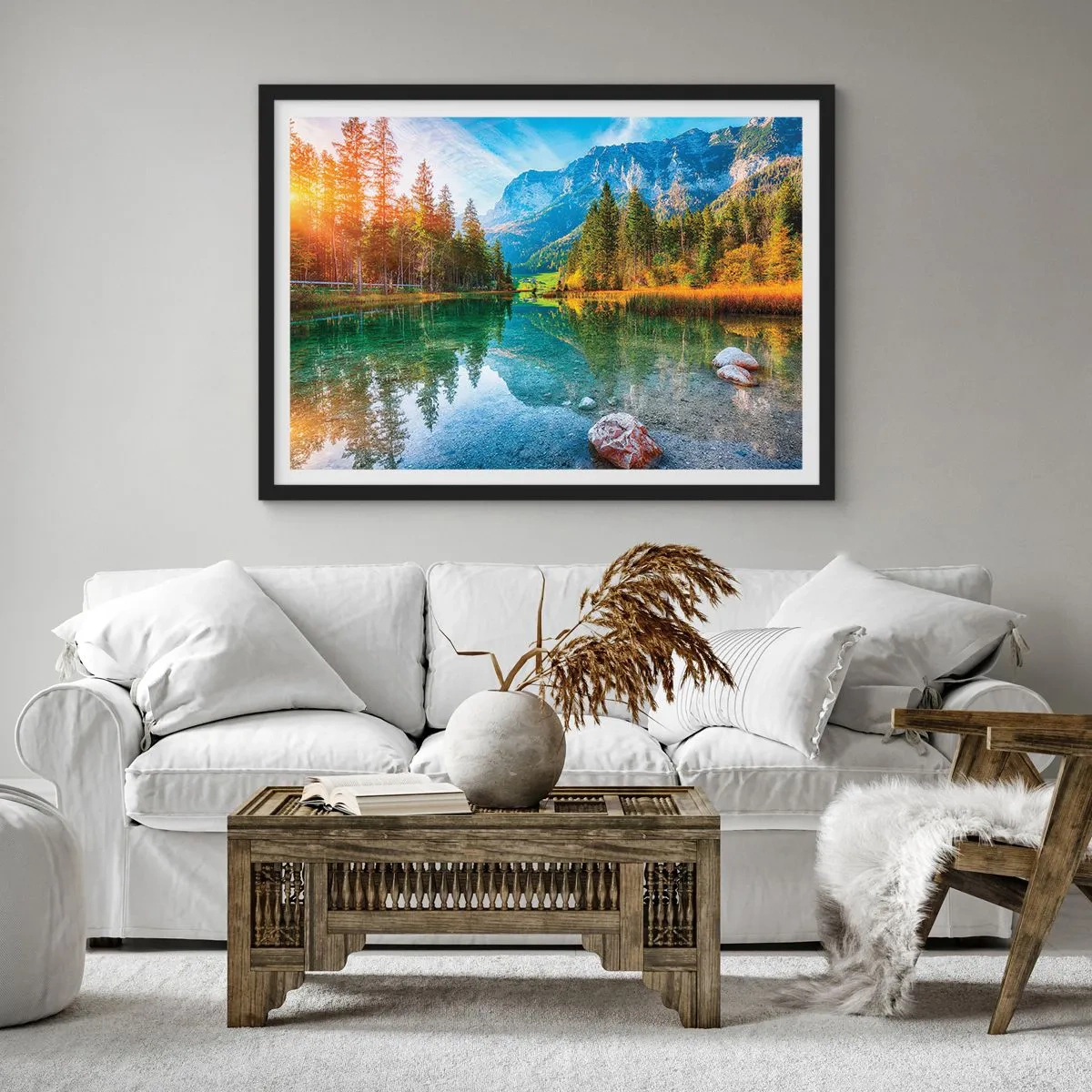Póster en marco negro - Un pintoresco lago rodeado de montañas y bosques. - 100x70cm - La dulzura del otoño - Decoración de pared moderna para salón y dormitorio ARTTOR