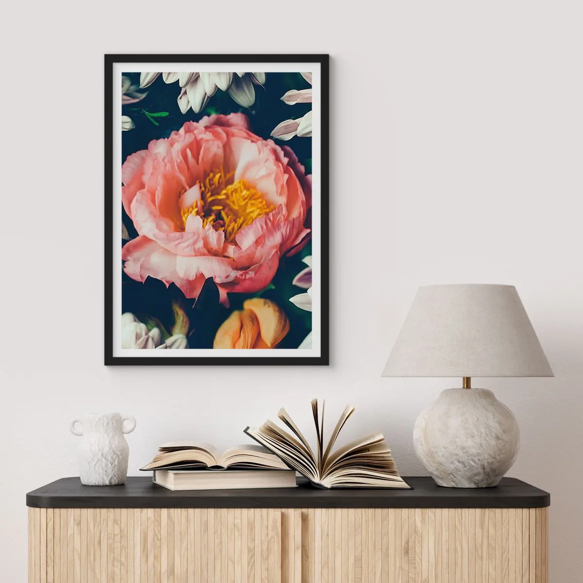 Póster en marco negro - Una flor rosa con un centro amarillo rodeada de otras flores. - 50x70cm - Con esplendor barroco - Decoración de pared moderna para salón y dormitorio ARTTOR