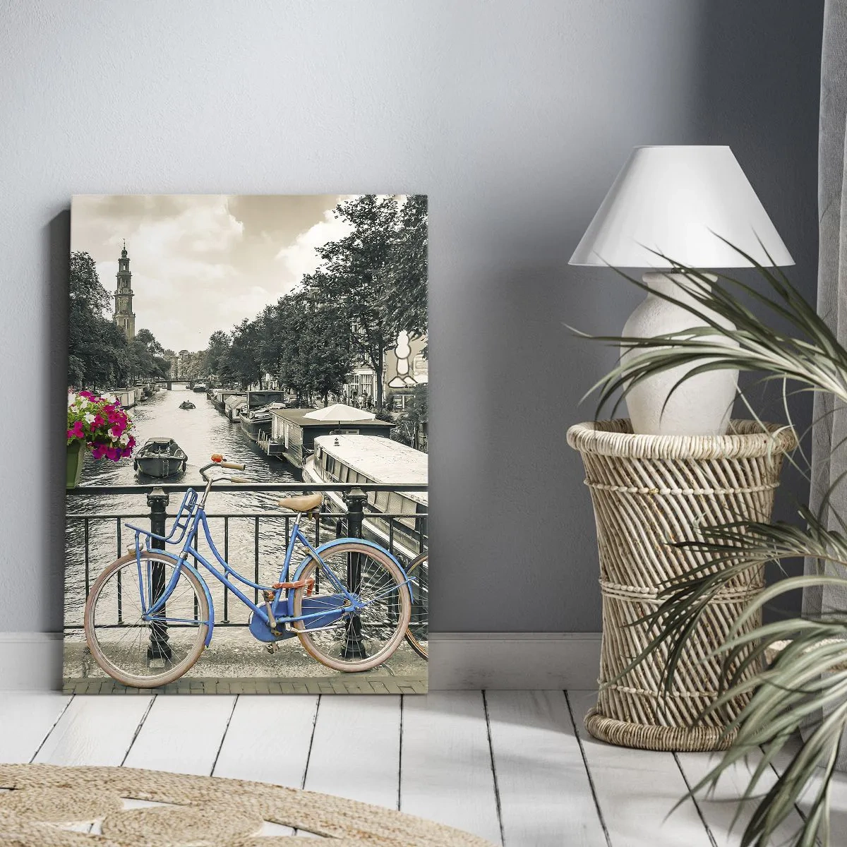 Cuadro sobre lienzo - Impresión de Imagen - Un puente con bicicletas y flores sobre un canal en Ámsterdam. - 50x70cm - Los colores de una calle de Ámsterdam - Decoración de pared moderna para salón y dormitorio ARTTOR