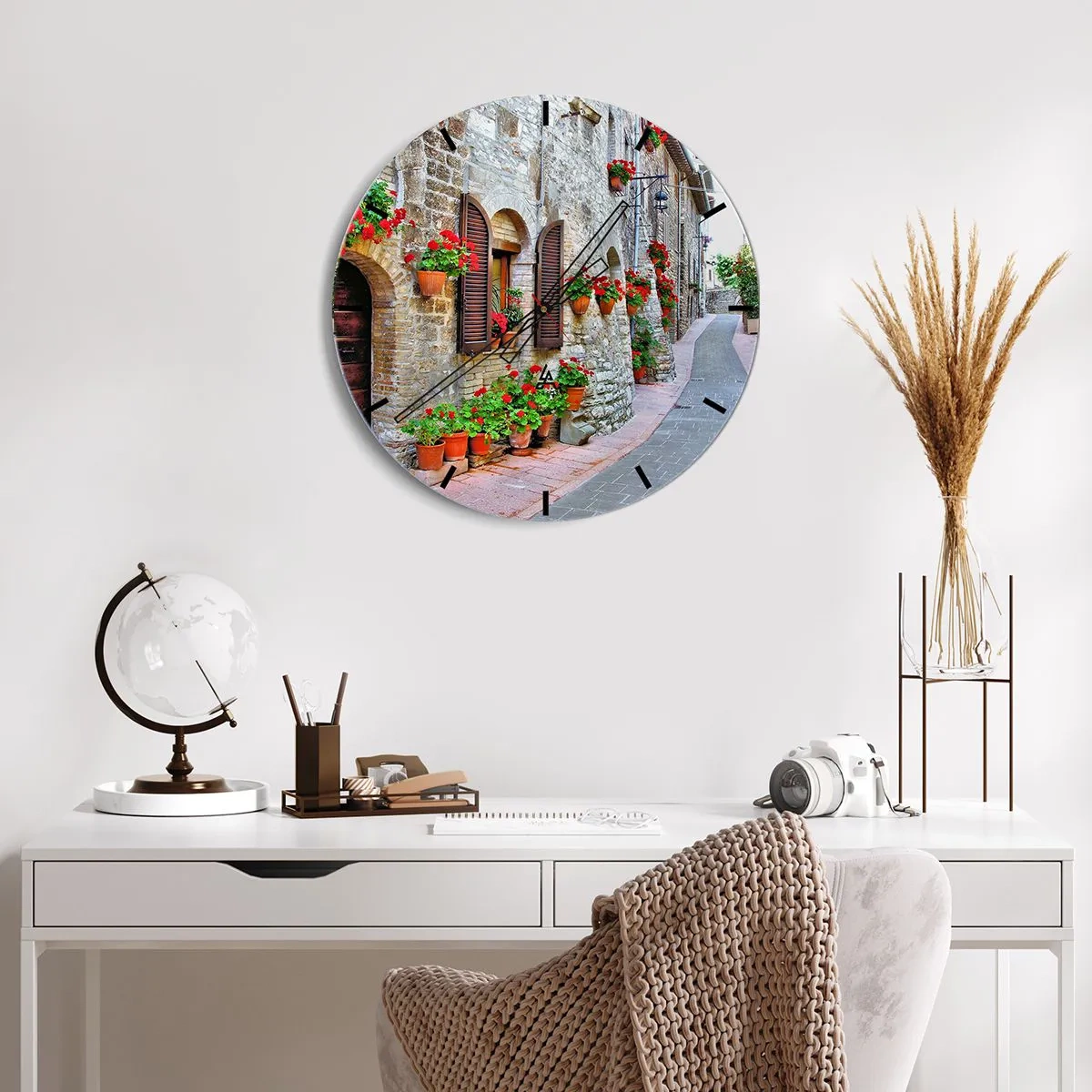 Reloj de pared - Reloj de vidrio - Una calle de piedra con flores en macetas. - 30x30cm - Ambiente italiano - Decoración de pared moderna para salón, cocina y dormitorio ARTTOR