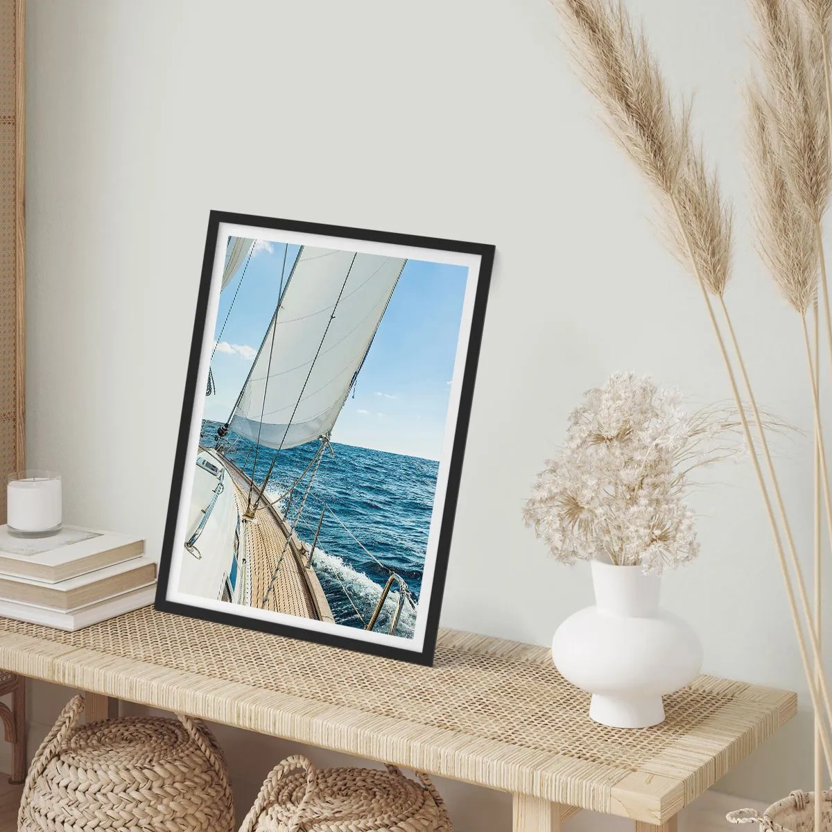 Póster en marco negro - Un velero en alta mar en un día soleado. - 50x70cm - Ahoy, a la aventura - Decoración de pared moderna para salón y dormitorio ARTTOR