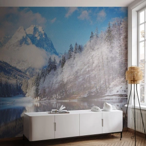Fotomural Premium Sand - Montañas cubiertas de nieve y bosques reflejados en el lago. - 100x70cm - Guardia de nieve - Decoración de pared moderna para salón y dormitorio ARTTOR