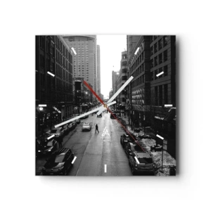 Reloj de pared - Reloj de vidrio - Una calle en blanco y negro en el centro de la ciudad con coches y peatones. - 30x30cm - Un día como otro cualquiera - Decoración de pared moderna para salón y dormitorio ARTTOR
