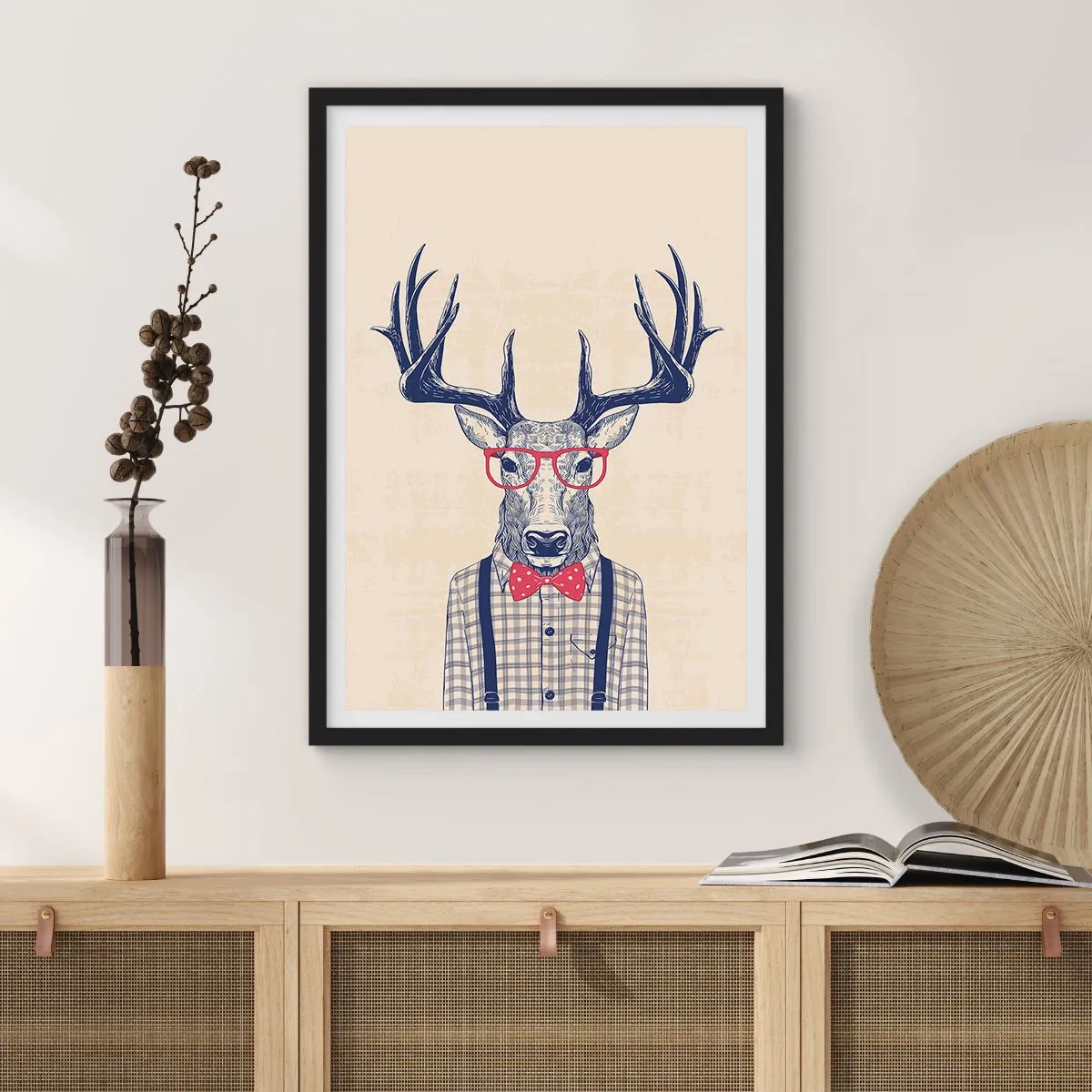 Póster en marco negro - Ciervo elegante con gafas y pajarita sobre un fondo beige. - 50x70cm - Una extravagancia lúdica - Decoración de pared moderna para salón y dormitorio ARTTOR