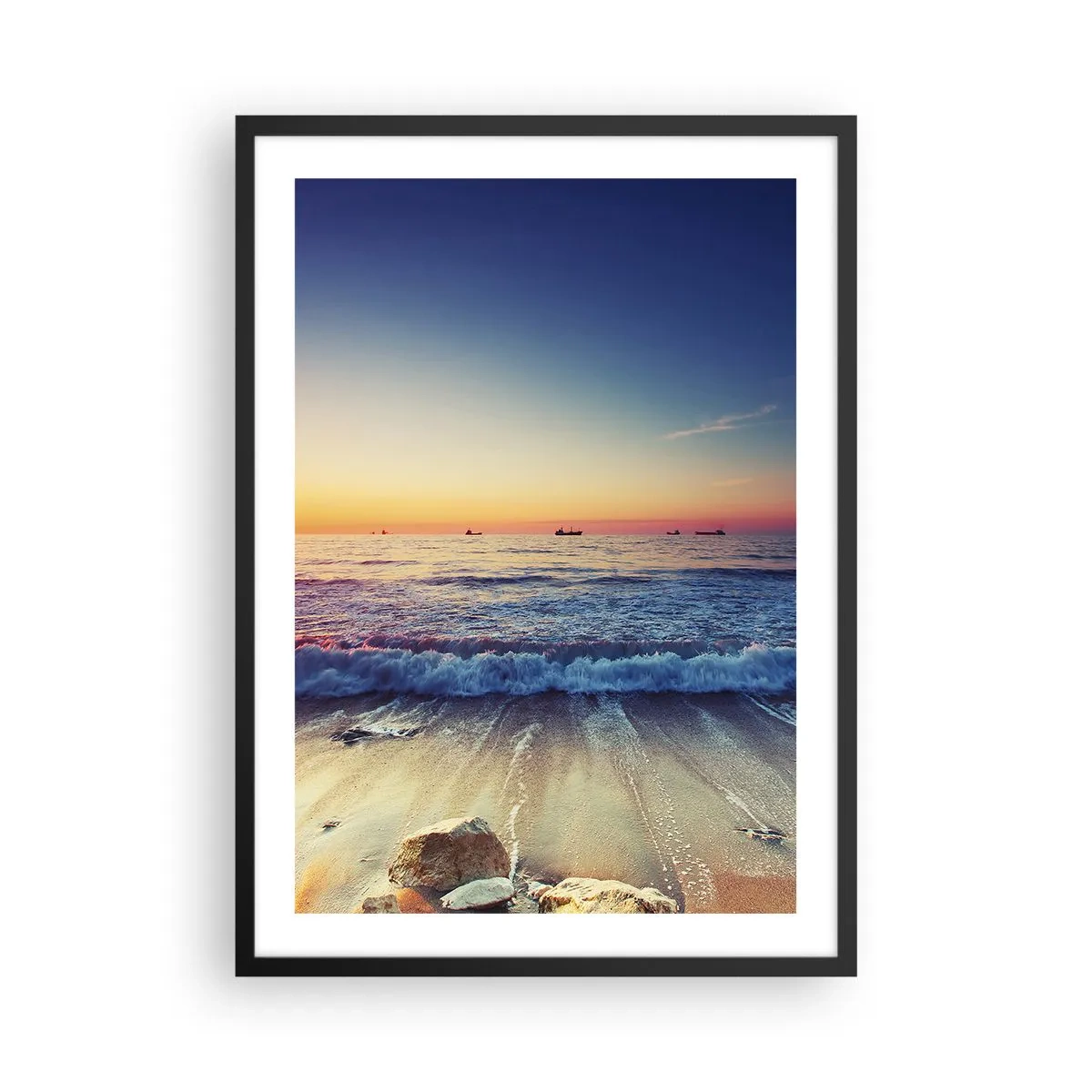 Póster en marco negro - Puesta de sol sobre el mar con suaves olas en la playa. - 50x70cm - ¿Y qué hay tras el horizonte? - Decoración de pared moderna para salón y dormitorio ARTTOR