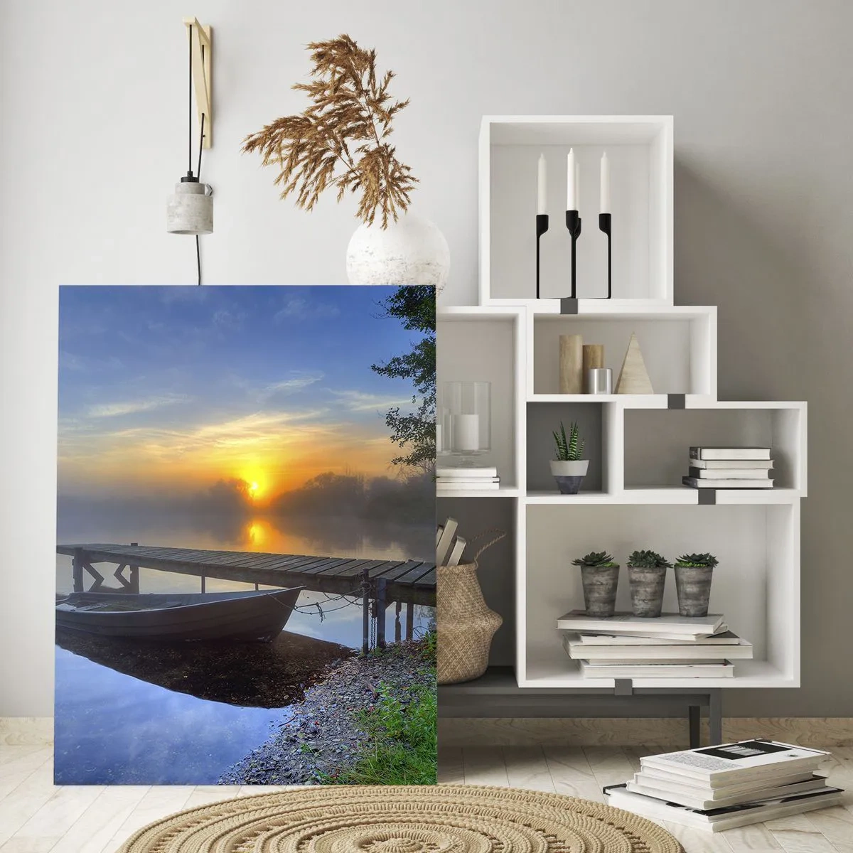Cuadro sobre vidrio - Impresiones sobre Vidrio - Un embarcadero junto al lago al amanecer con un barco en la orilla. - 70x100cm - Cómo lo ordinario se convierte en mágico - Decoración de pared moderna para salón y dormitorio ARTTOR