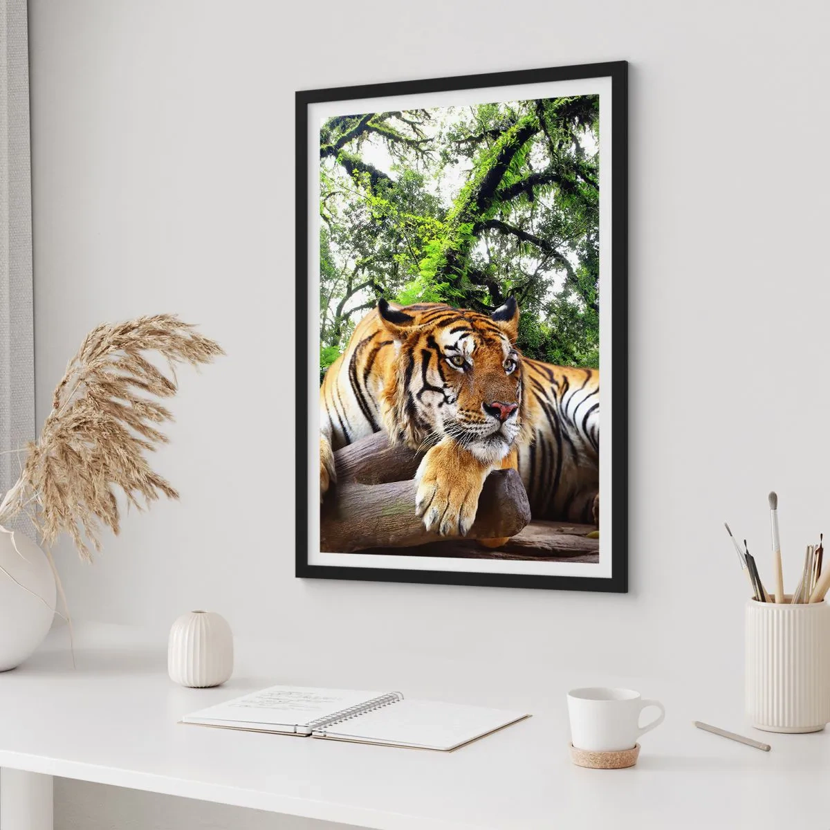 Póster en marco negro - Un tigre descansando entre los árboles verdes. - 50x70cm - Atentamente - Decoración de pared moderna para salón y dormitorio ARTTOR
