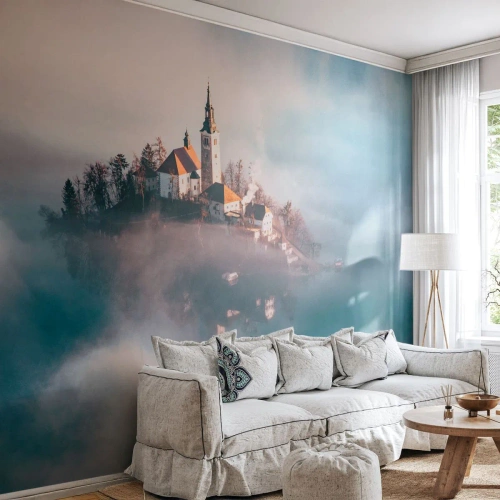 Fotomural Premium Sand - Una pintoresca isla con una iglesia rodeada de niebla en el lago. - 100x70cm - Isla de los sueños - Decoración de pared moderna para salón y dormitorio ARTTOR