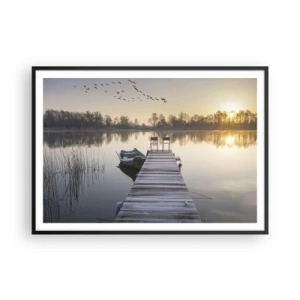 Póster en marco negro - Un muelle junto al lago por la mañana con un barco y sillas. - 100x70cm - Volveré en un rato - Decoración de pared moderna para salón y dormitorio ARTTOR