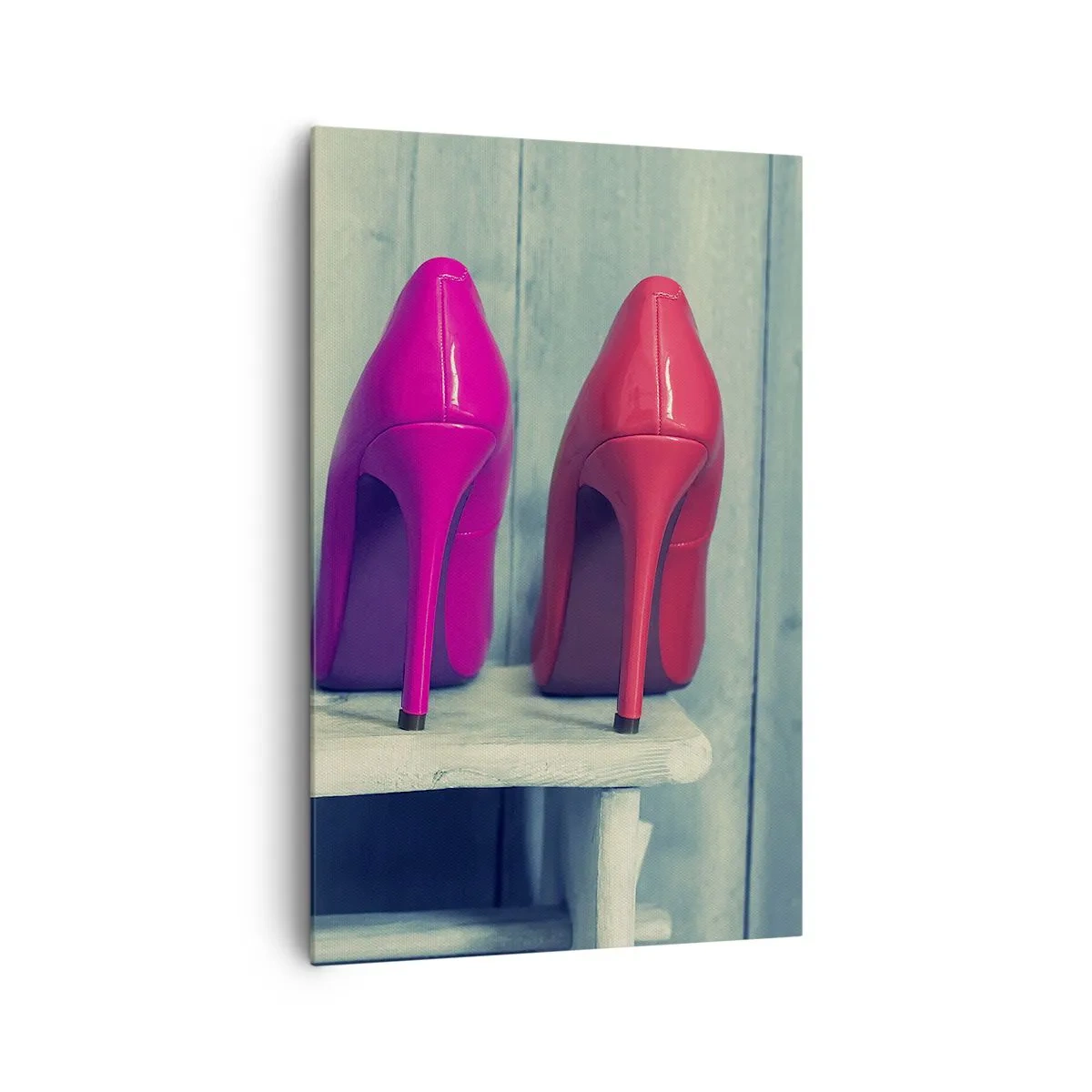 Cuadro sobre lienzo - Impresión de Imagen - Tacones altos de colores contra una pared de madera - 80x120cm - Caminando sobre un arco iris - Decoración de pared moderna para salón y dormitorio ARTTOR