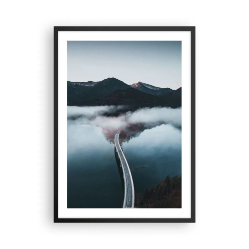 Póster en marco negro - Un puente sobre un lago tranquilo, que refleja las montañas en el fondo. - 50x70cm - Sobre el agua lisa como un espejo - Decoración de pared moderna para salón y dormitorio ARTTOR