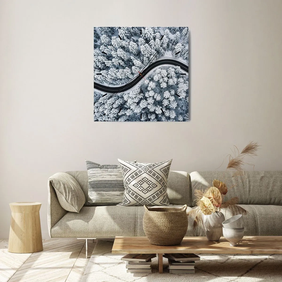 Reloj de pared - Reloj de vidrio - Una vista de pájaro de un camino sinuoso en un bosque invernal. - 30x30cm - A través de un bosque invernal - Decoración de pared moderna para salón y dormitorio ARTTOR