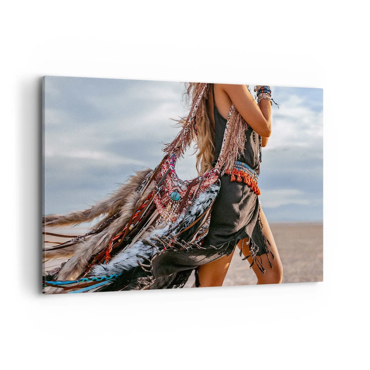 Cuadro sobre lienzo - Impresión de Imagen - Una mujer con estilo boho con detalles de plumas y joyas. - 100x70cm - La chamana - Decoración de pared moderna para salón y dormitorio ARTTOR