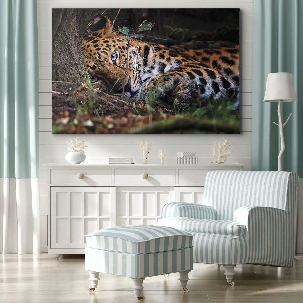 Cuadro sobre lienzo - Impresión de Imagen - Un leopardo tumbado a la sombra de los árboles. - 120x80cm - Confía en mí - Decoración de pared moderna para salón y dormitorio ARTTOR