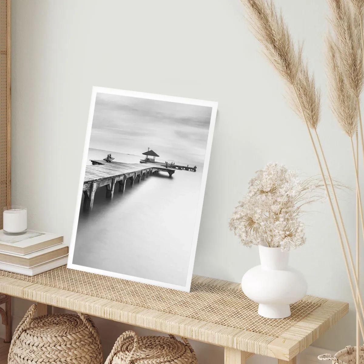 Póster - Un muelle blanco y negro sobre un mar en calma. - 50x70cm - Lejos - Decoración de pared moderna para salón y dormitorio ARTTOR