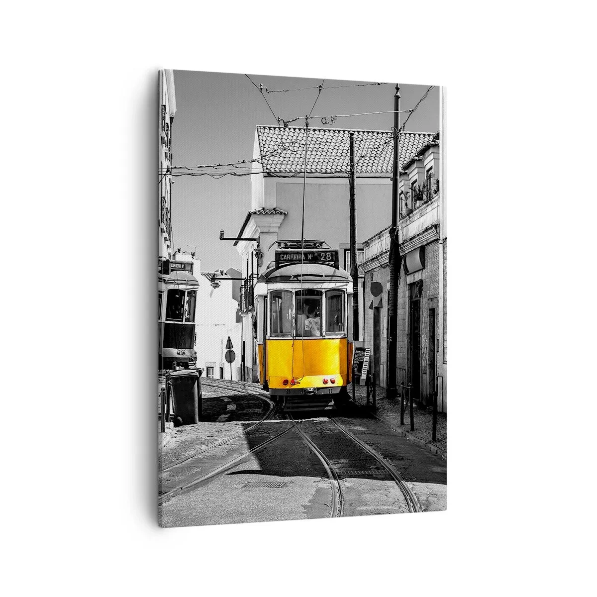 Cuadro sobre lienzo - Impresión de Imagen - Un tranvía amarillo en las calles de Lisboa en un entorno monocromático. - 50x70cm - Espíritu de Lisboa - Decoración de pared moderna para salón y dormitorio ARTTOR