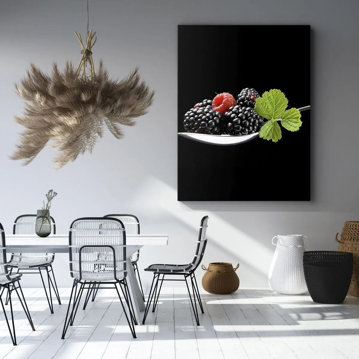 Cuadro sobre lienzo - Impresión de Imagen - Moras y frambuesas en una cuchara con una hoja sobre un fondo negro. - 80x120cm - El sabor de la frescura - Decoración de pared moderna para salón y dormitorio ARTTOR