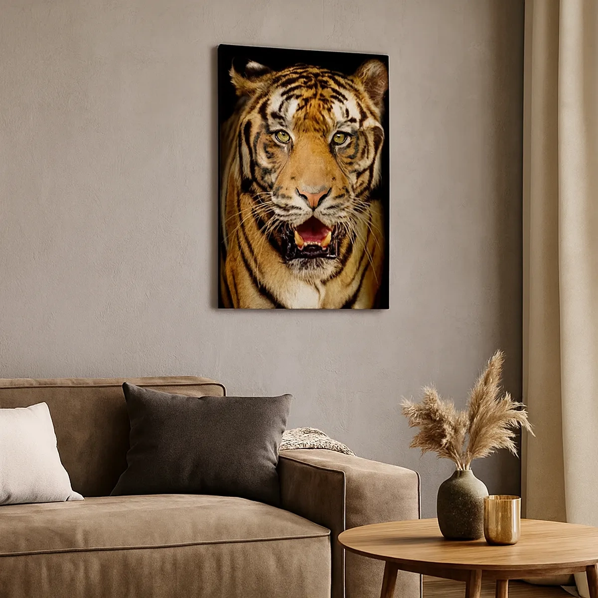Cuadro sobre lienzo - Impresión de Imagen - Un tigre con la boca abierta sobre un fondo negro. - 50x70cm - Salvaje de corazón - Decoración de pared moderna para salón y dormitorio ARTTOR