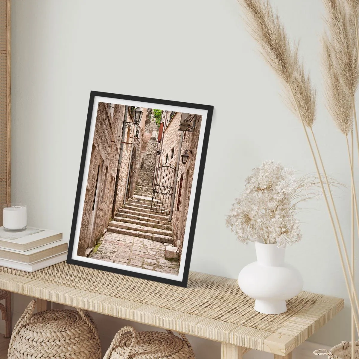 Póster en marco negro - Una calle de piedra con escaleras históricas y faroles. - 50x70cm - Una antigua calle mágica - Decoración de pared moderna para salón y dormitorio ARTTOR