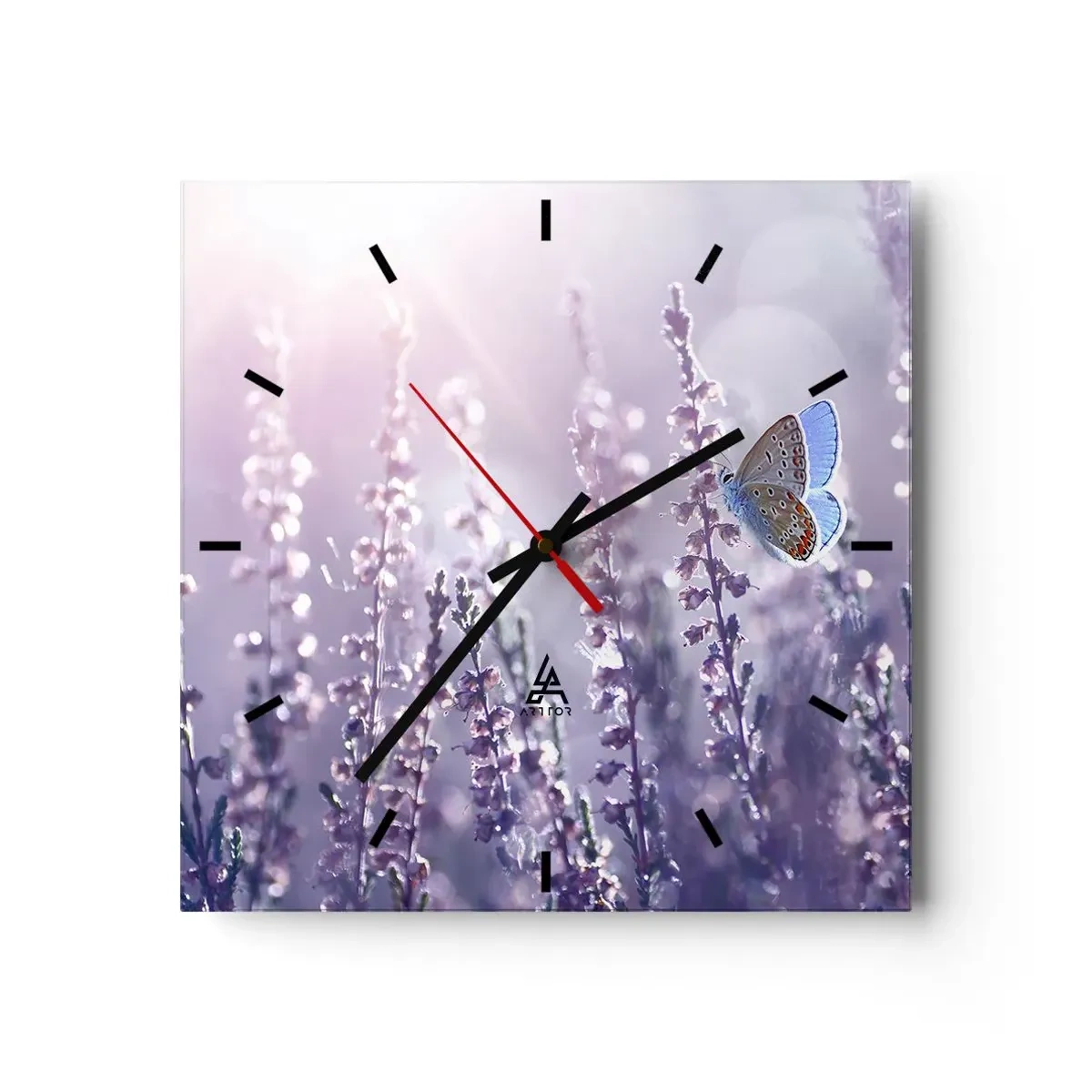 Reloj de pared - Reloj de vidrio - Una mariposa sobre lavanda en flor a la luz de la mañana. - 30x30cm - El beso de una mariposa - Decoración de pared moderna para salón y dormitorio ARTTOR
